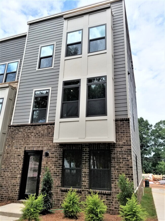Primary Photo - 1302 Gleason Way