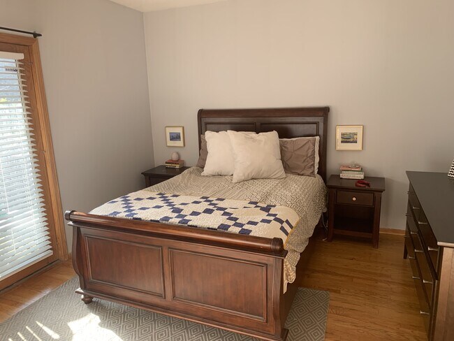 master bedroom - 939 N Fairfield Ave