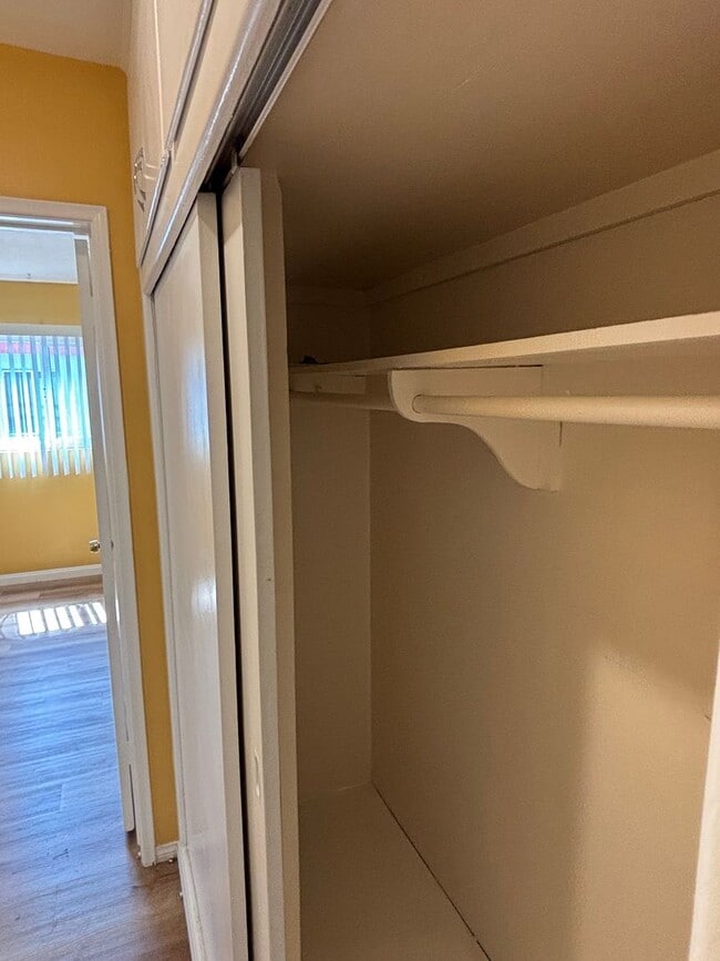 Building Photo - Spacious 1 bedroom available now in Long B...