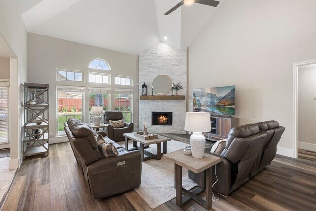 Building Photo - 6223 Pinewood Heights Dr
