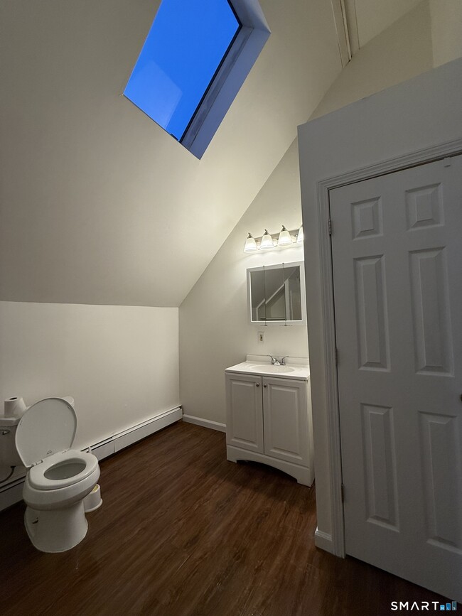 Building Photo - 1840 Barnum Ave