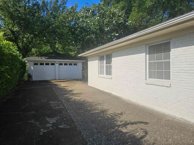 Building Photo - 4093 Hilldale Ave
