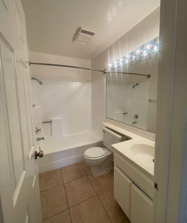 Building Photo - Updated 2 Bedroom/ 2 Bath Condo In The Hea...