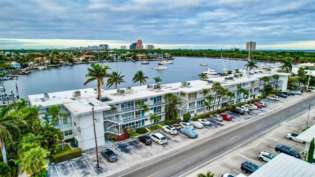 Building Photo - 2727 Yacht Club Blvd