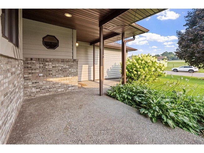 Building Photo - 1008 3rd St NE