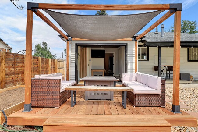 Building Photo - Modern and cozy 3 bedroom, 2 bath home
