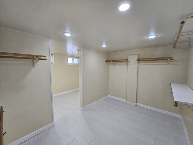 Building Photo - 1401 Roslyn St