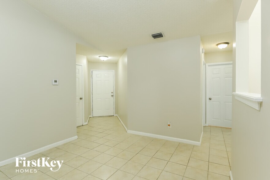 Building Photo - 3021 Caroline Crest Dr E
