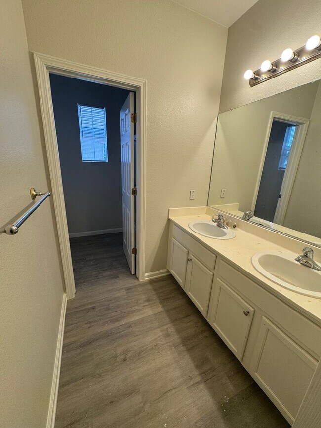 Building Photo - Great 5 bedroom 2.5 bath home in desirable Brentwood neighborhood! Crown molding in living room w...