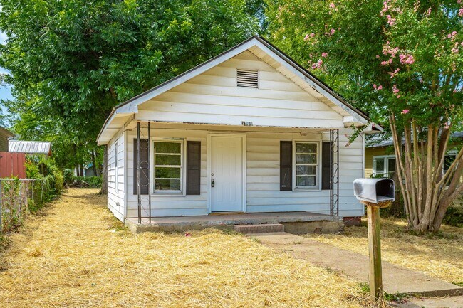 Building Photo - 2 Bedroom Home Just Off Main Street in Mill Town
