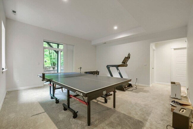 Building Photo - 5bd/3.5ba Bellevue Hoome
