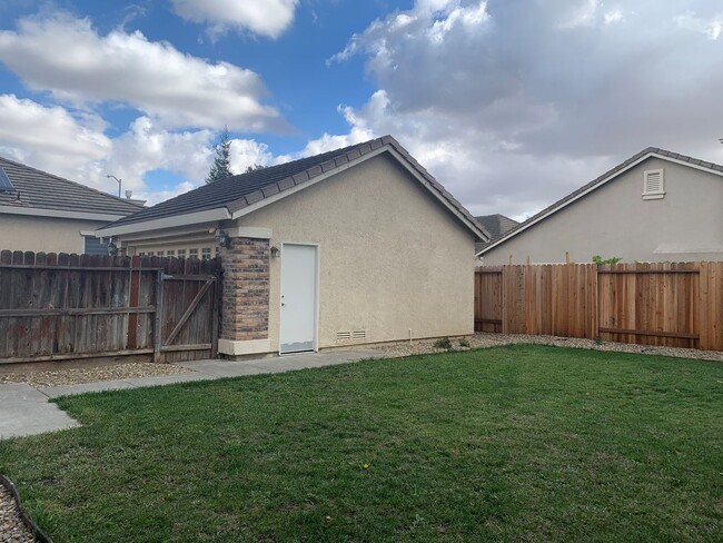 Building Photo - Peterson Ranch Home