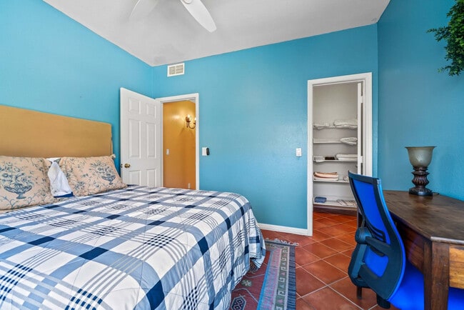 Building Photo - 6655 N Canyon Crest Dr