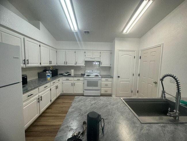 Building Photo - Great 3 bedroom, 2 bathroom home in Hurric...