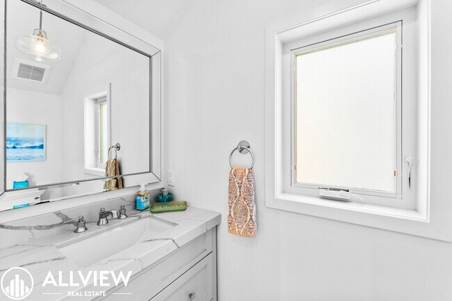 Building Photo - Gorgeous 3 bed 3.5 bathroom home available...