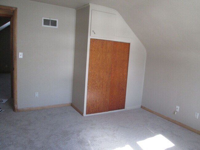 Building Photo - 2BR 2bath home close to downtown Iowa City, available August 1, 2023!