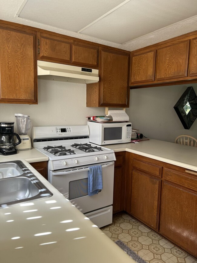 Building Photo - 406 Tava Ln