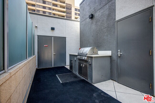 Building Photo - 645 W 9th St