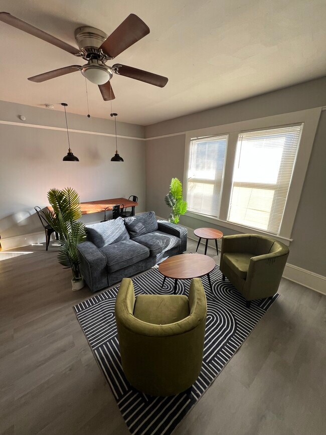 Building Photo - 1933 James Ave