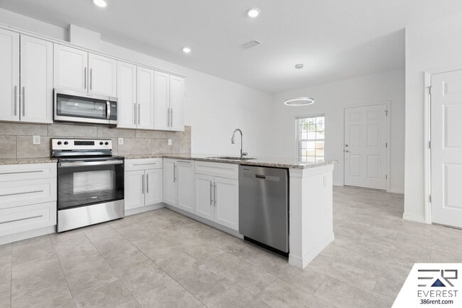 Building Photo - Modern 3-Bed, 2-Bath Townhome with Private Yard & 2-Car Garage