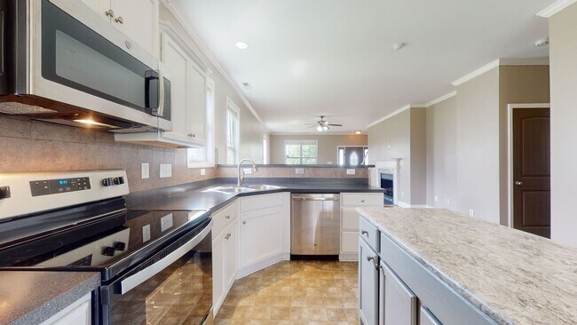 Building Photo - 4 Bedroom Home in Carolina Plantations!