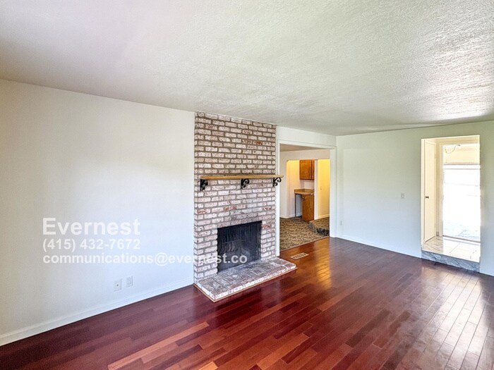 Building Photo - 1571 Sun Ln