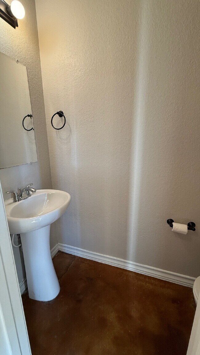 Building Photo - Spacious 3 Bed / 2.5 Bath Townhome in Quiet North Side Community