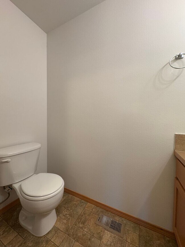 Building Photo - Beautiful Rental with Oversized Yard & Open Layout