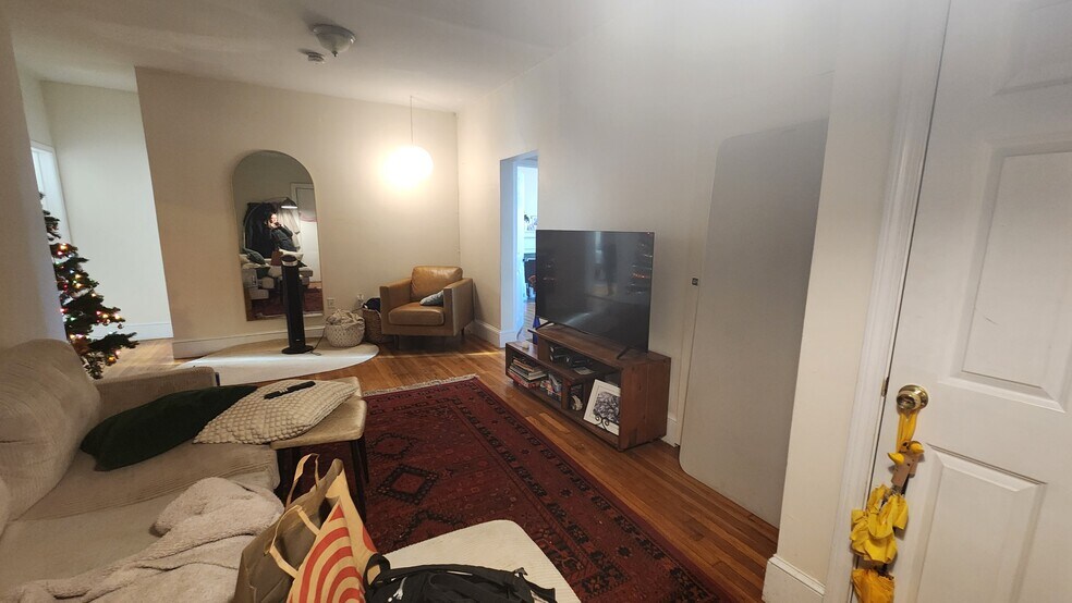 Building Photo - 19 Thatcher St