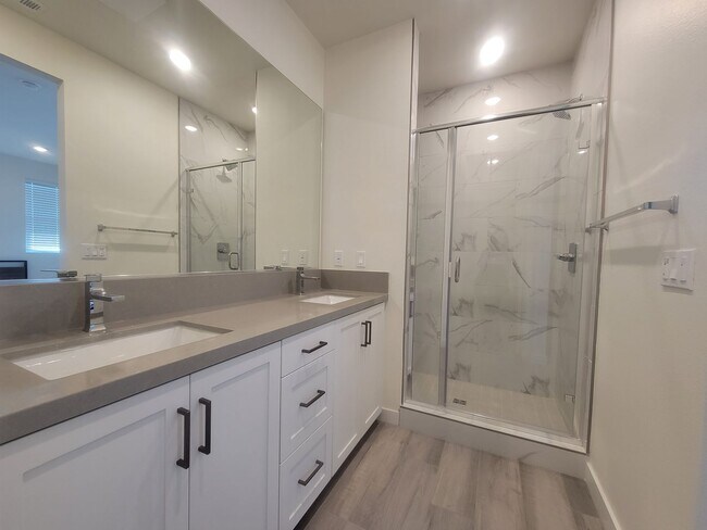 Building Photo - Two-bedroom, two-and-a-half-bath tri-level townhouse located in Arcadia, CA