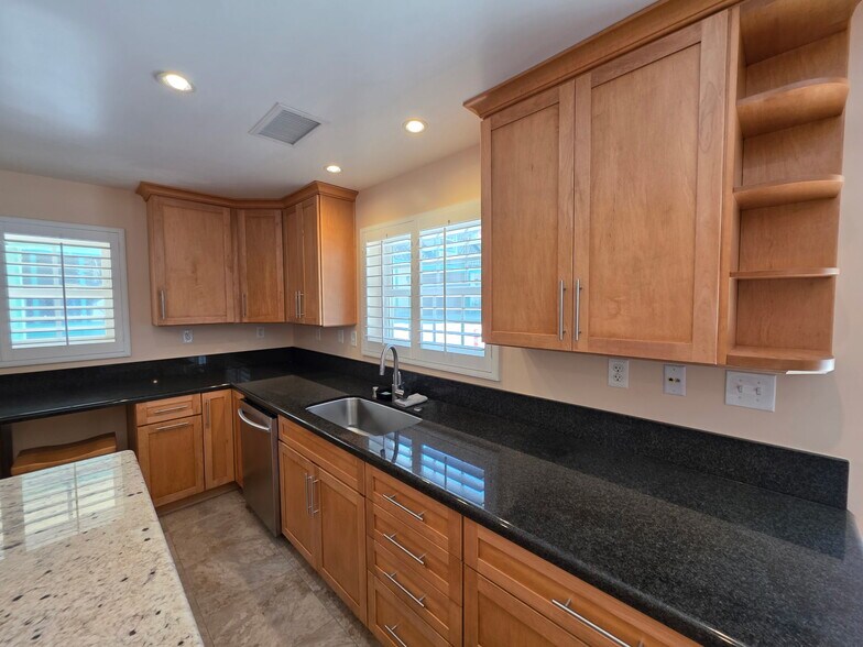 Building Photo - 6172 Sylvan Dr