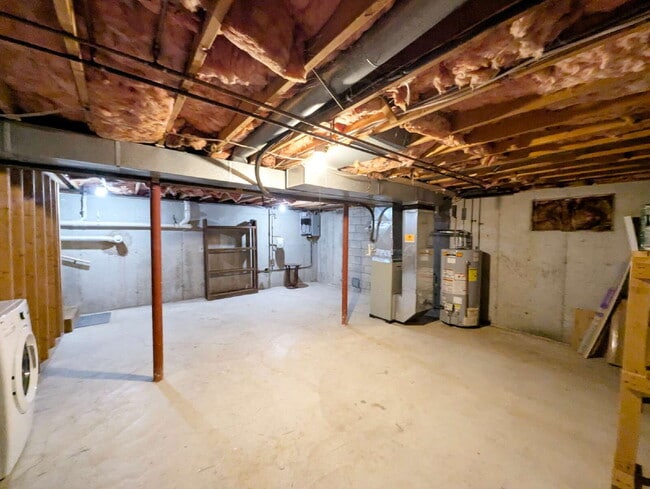 Building Photo - Stunning 2BR Townhome with Private Deck