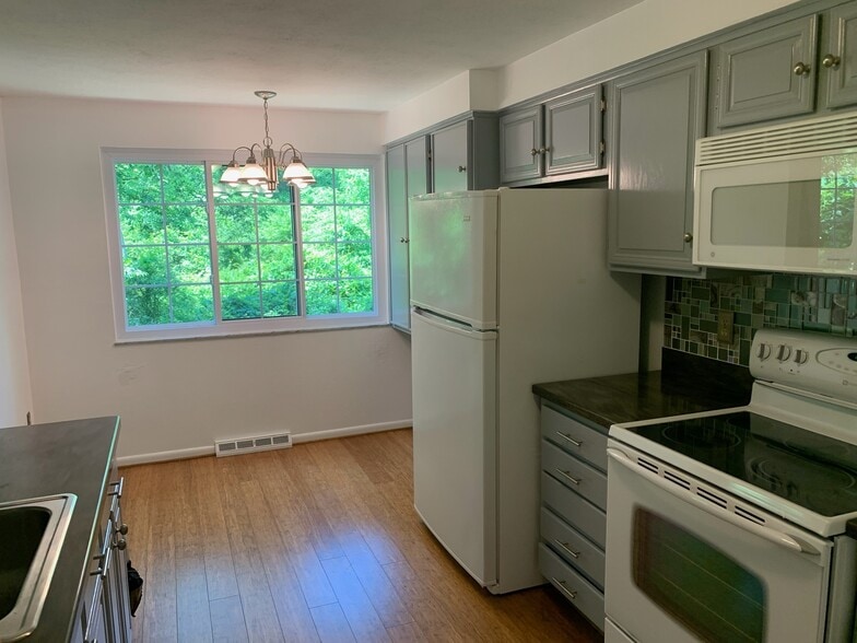 Building Photo - 111 Little Glen Dr