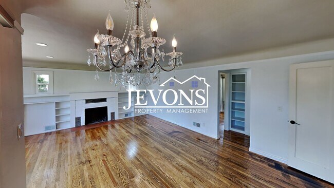 Building Photo - Charming 3-bedroom home with large fenced ...