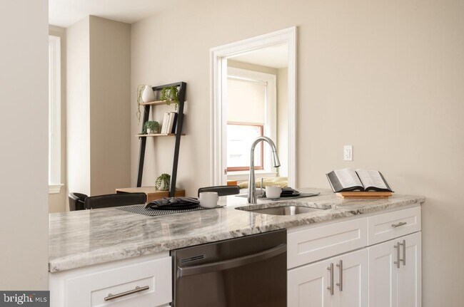 Building Photo - 1420 Chestnut St