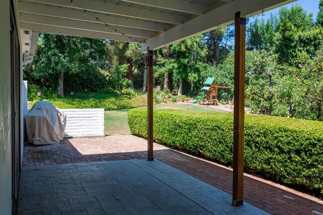 Building Photo - Georgian Colonial in Mt Helix