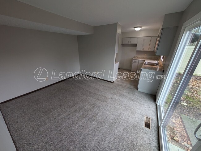 Building Photo - Spacious Townhome with Vaulted Ceilings, Fireplace & Garage