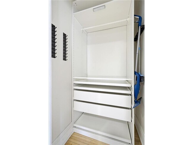 Building Photo - 2881 Irving Ave S