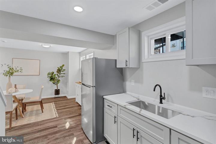 Building Photo - 1049 Marton St