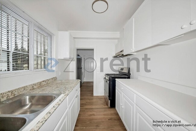 Building Photo - 1425 3rd Ave