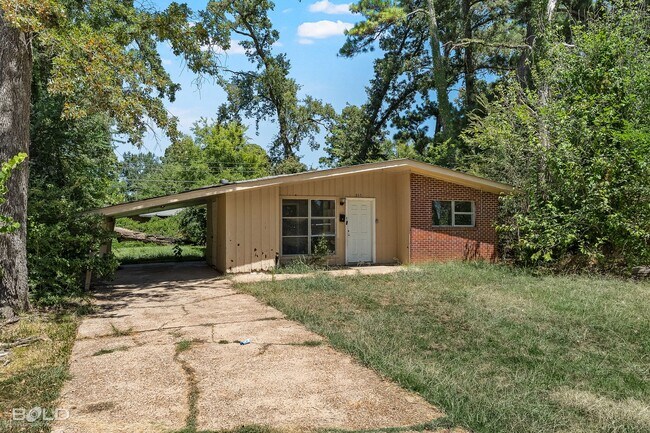 Building Photo - 835 Pine Tree Dr