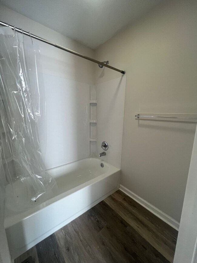 Building Photo - Spacious 3 Bedroom