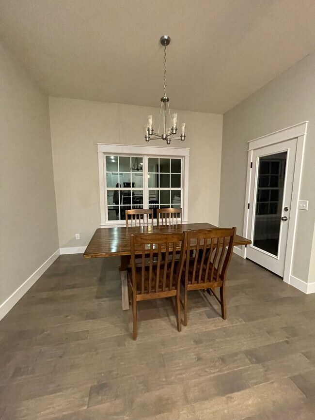 Building Photo - Gorgeous 4Bedroom House, on spacious 2 acres