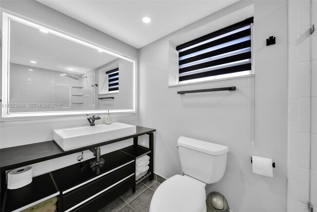 Building Photo - 707 NE 27th Ave