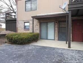 Building Photo - One Bedroom 1st Floor Condo  - Pet Friendl...