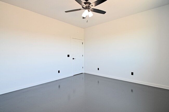 Building Photo - 1495 Oxbow Dr