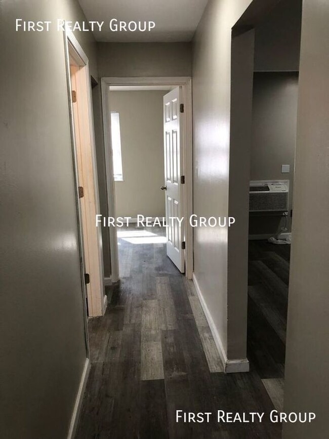 Building Photo - 2 Bedroom, 1 Bath Apartment, Move in Ready...