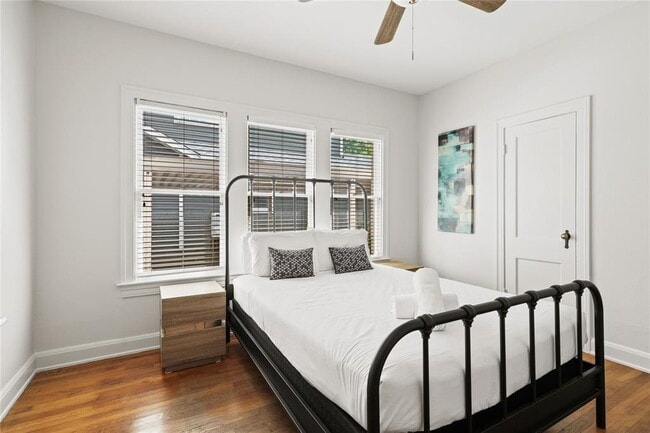 Building Photo - 2106 Kenwood Ave