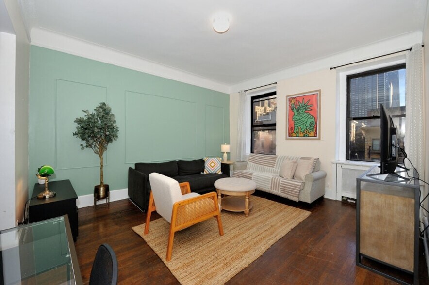 Building Photo - 400 W 47th St