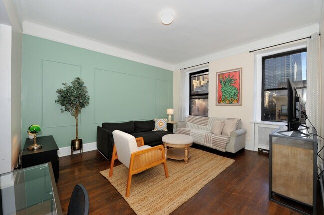 Building Photo - 400 W 47th St